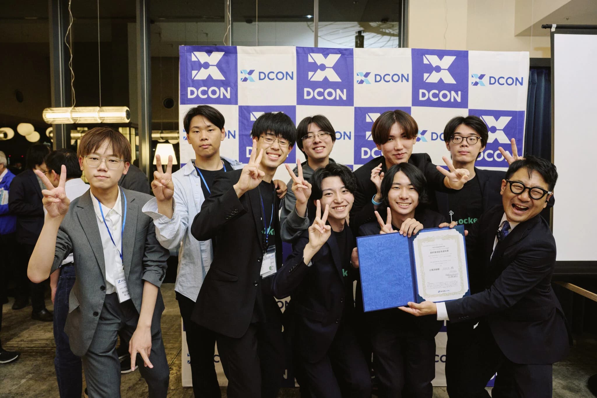 DCON2025本選後に最終審査出場証明書を囲むLocker.aiチーム