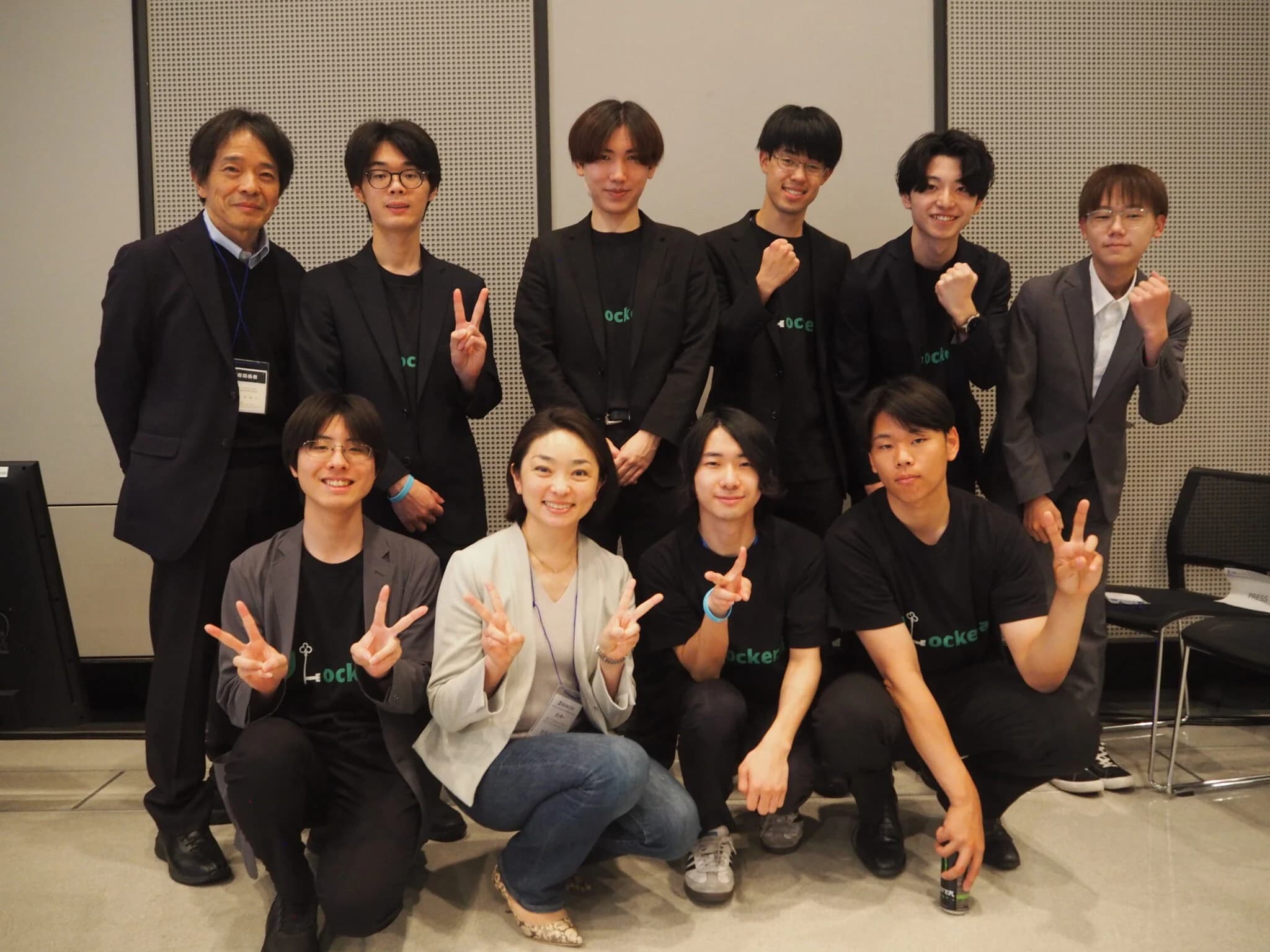 表彰式後にメンター、校長先生と撮影したLocker.aiチーム