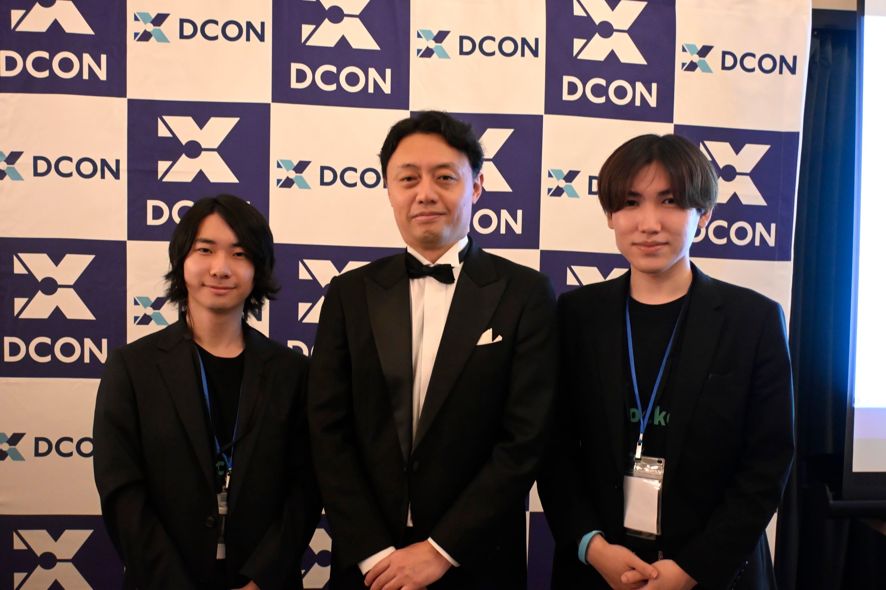 左から塩畑晴人、松尾豊氏、白田連大の記念写真