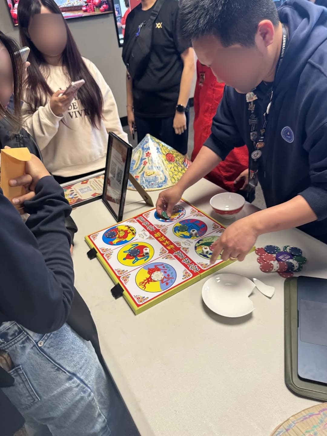 2月18日 — 旧正月イベントで学生たちとゲーム