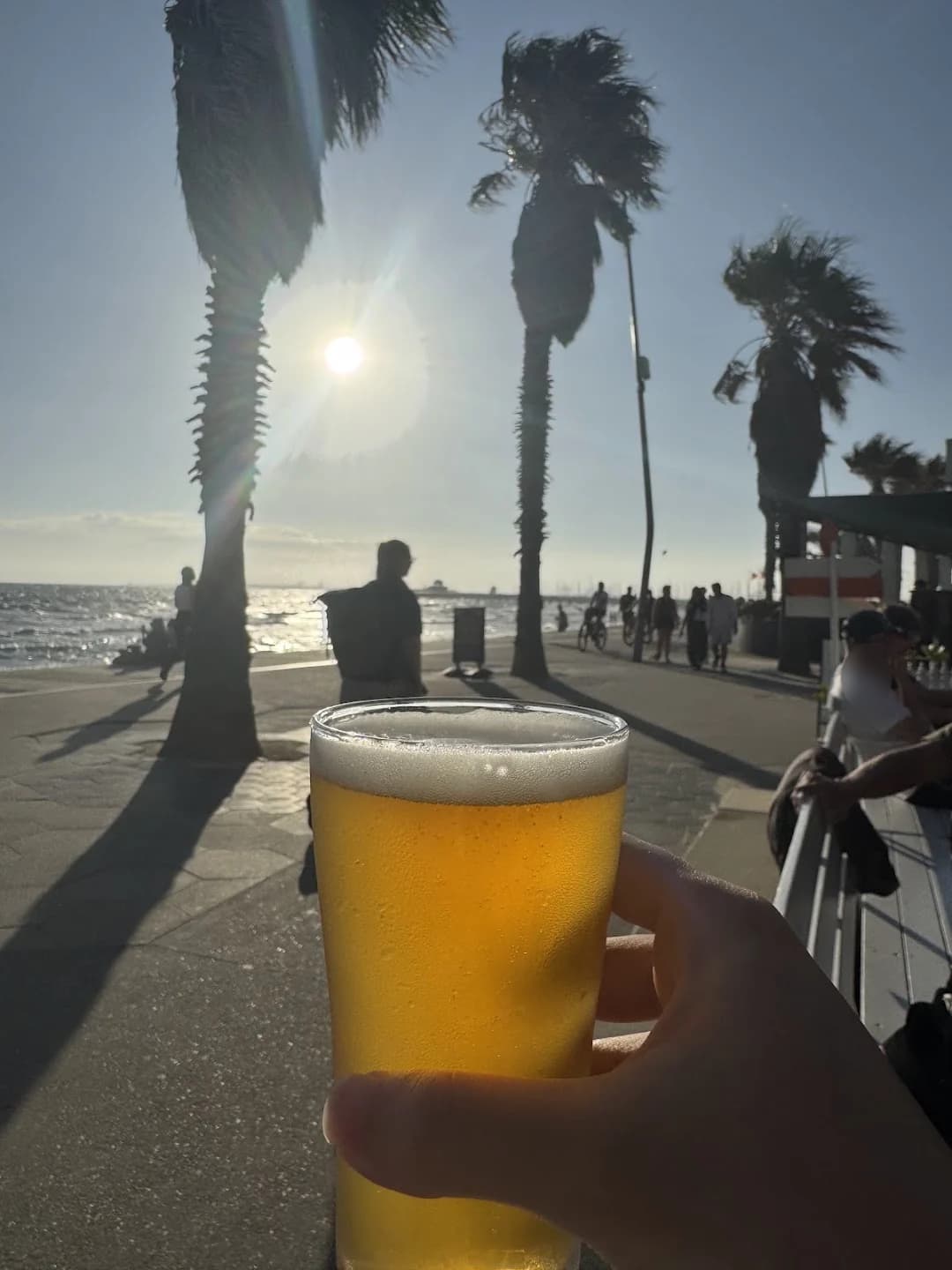 3月9日 — St Kildaの海辺でビール
