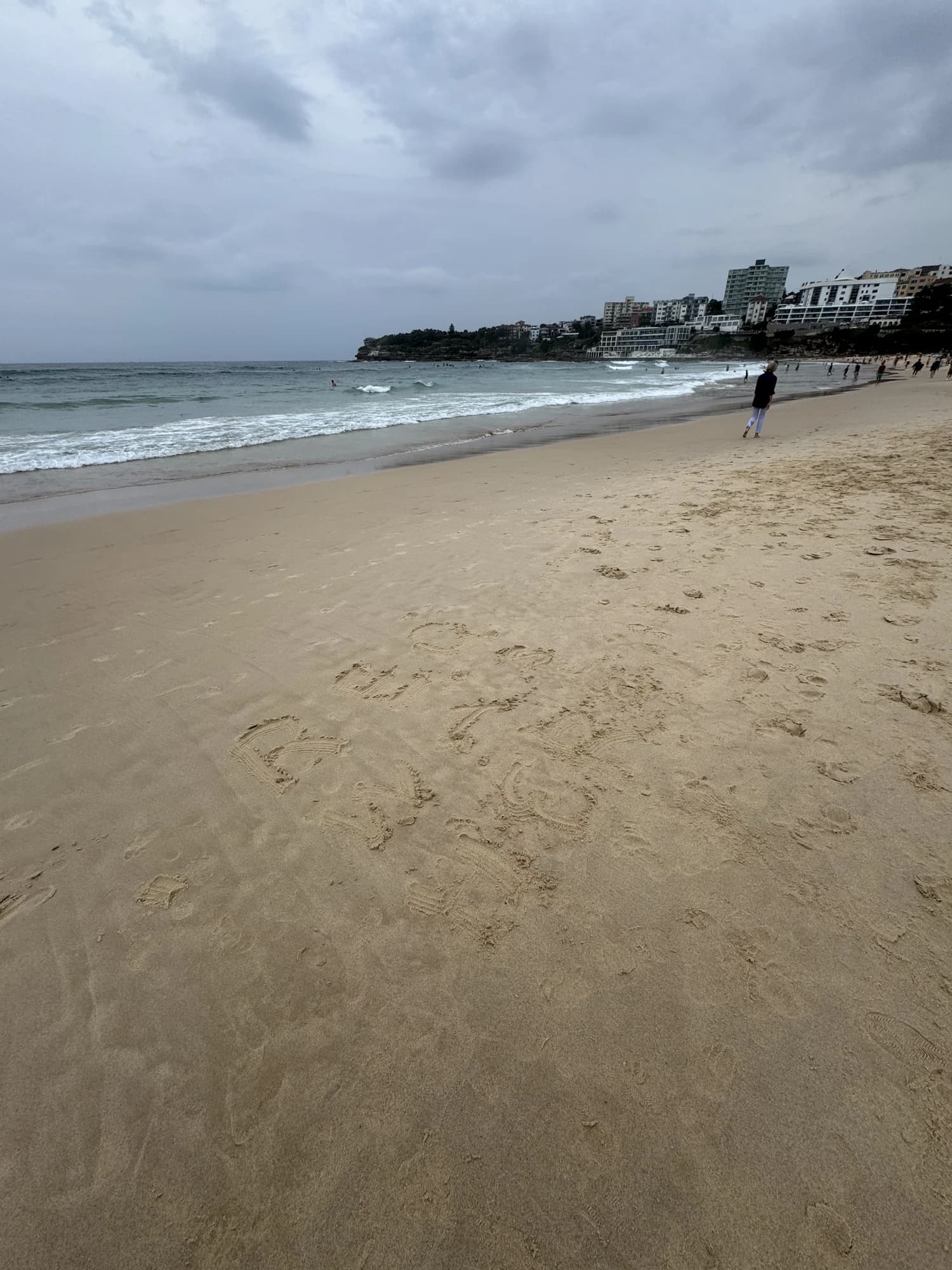 3月7日 — Bondi Beachの砂浜と海岸線