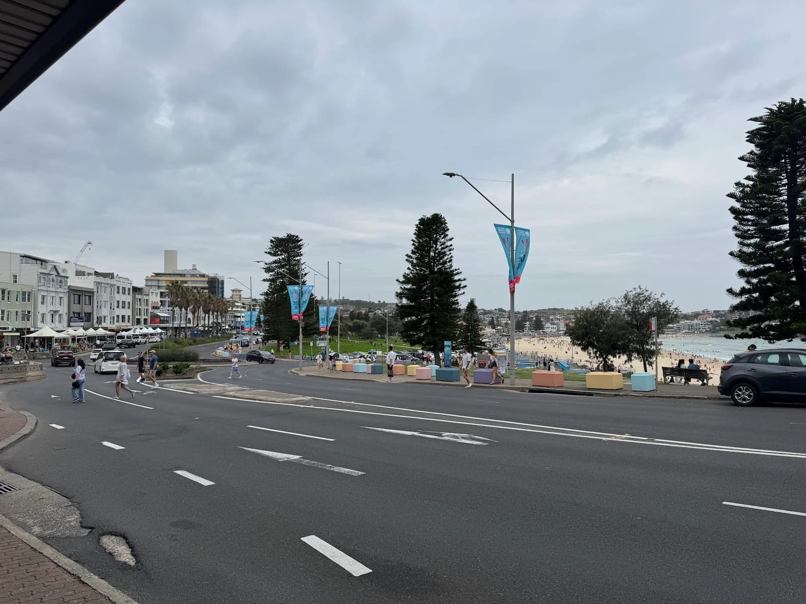 3月7日 — Bondi Beach沿いの道路と街並み