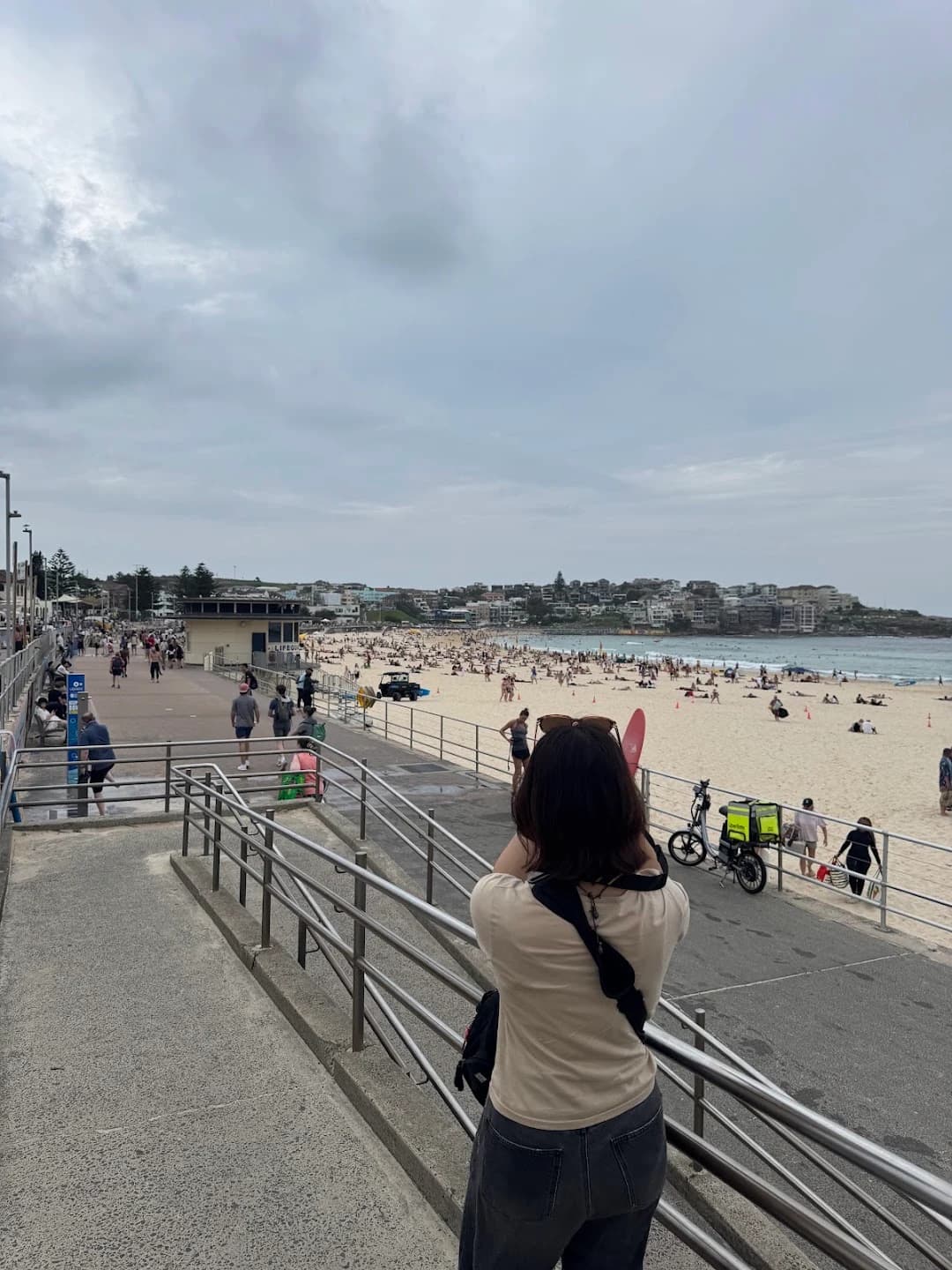 3月7日 — 遊歩道から見渡すBondi Beach