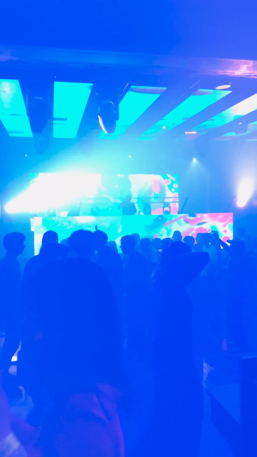 3月19日 — DJブース、照明、奥まで続くフロア