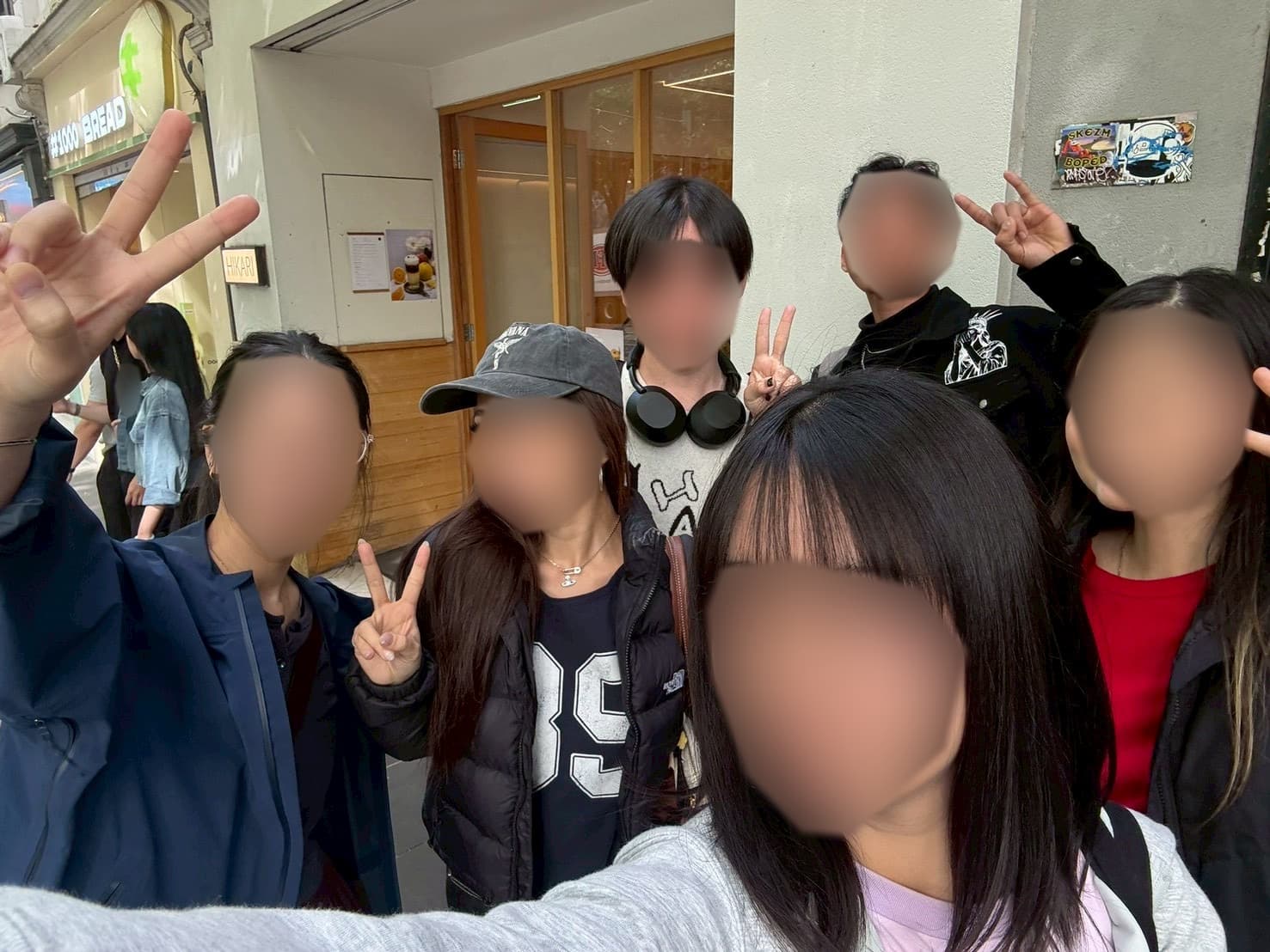 街でクラスメートと集合写真