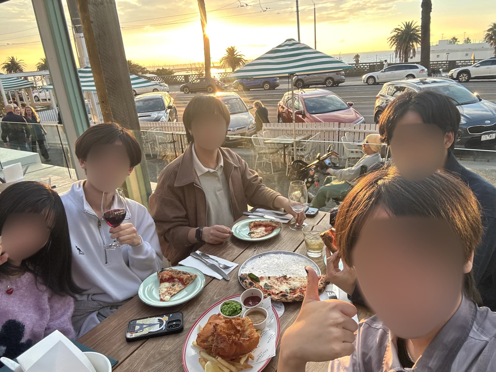 3月18日 — Hotel Esplanadeで、夕日を背景に工繊大生と夕食