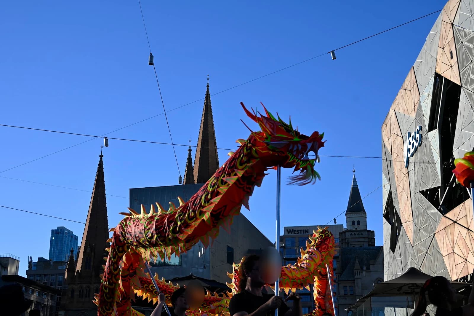 2月20日 — Federation Squareを進む龍