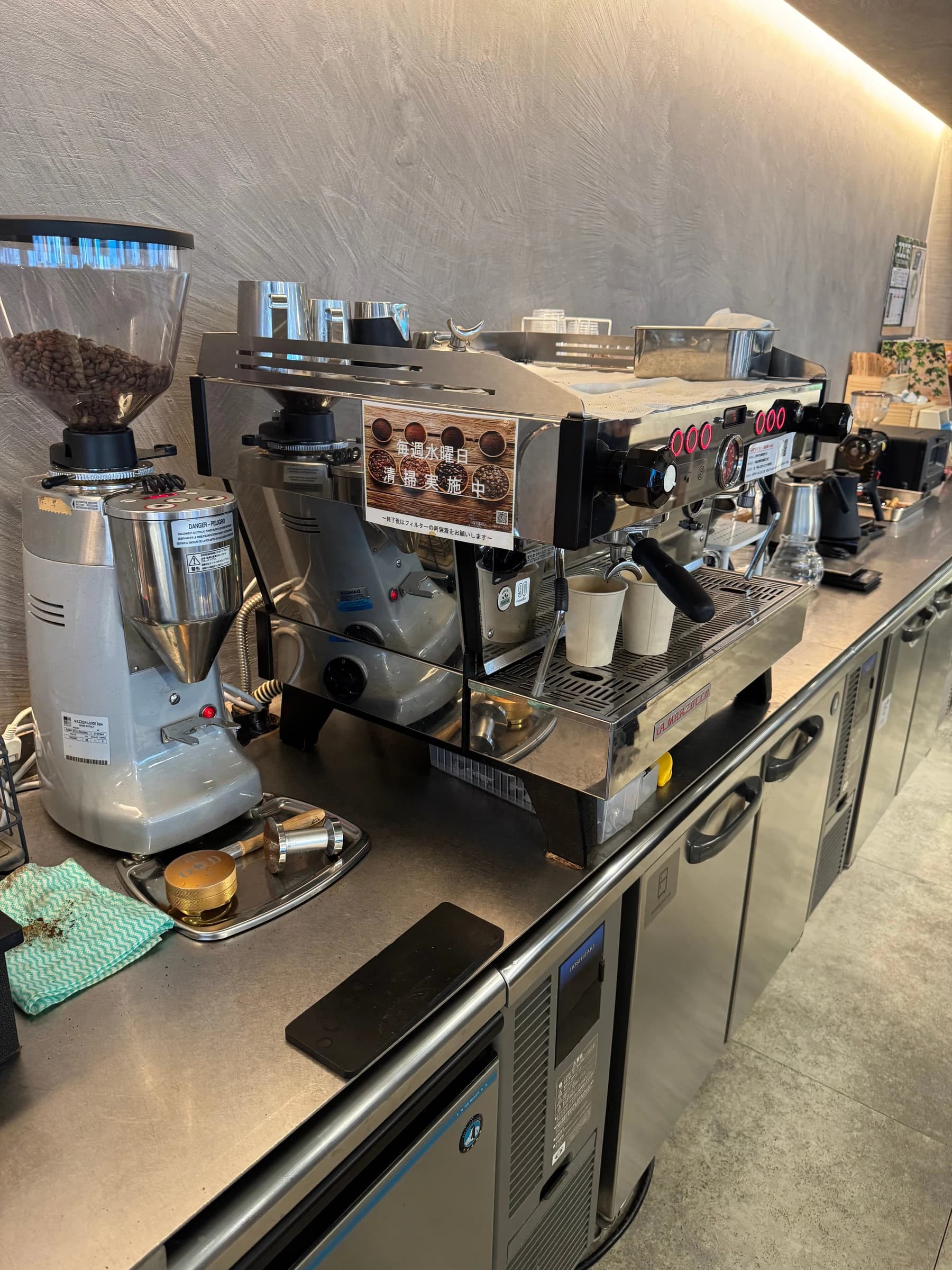 プレイドのオフィスに設置されたコーヒーマシンとドリンク設備