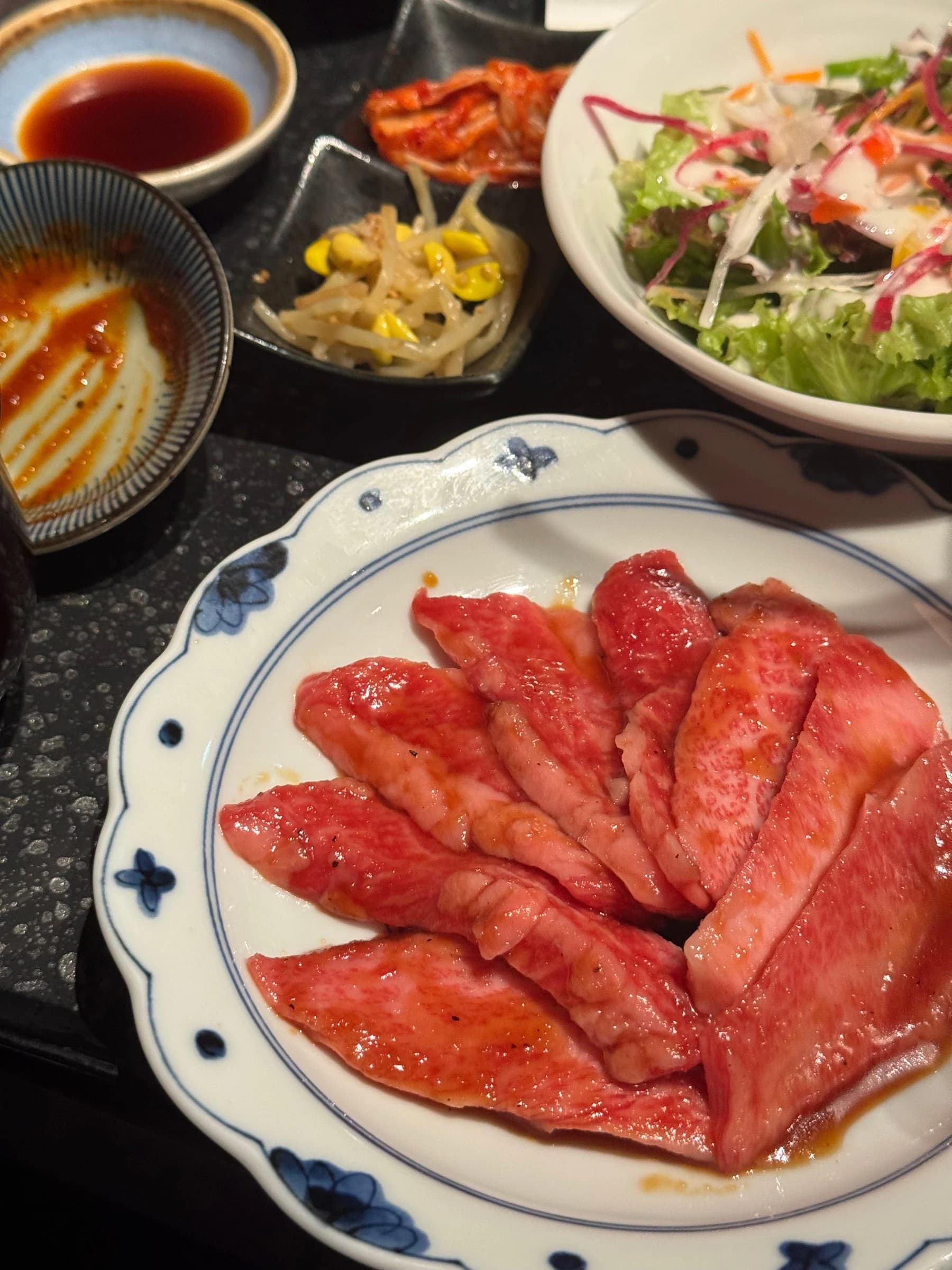 Welcome Lunchで提供された焼肉とサラダの料理