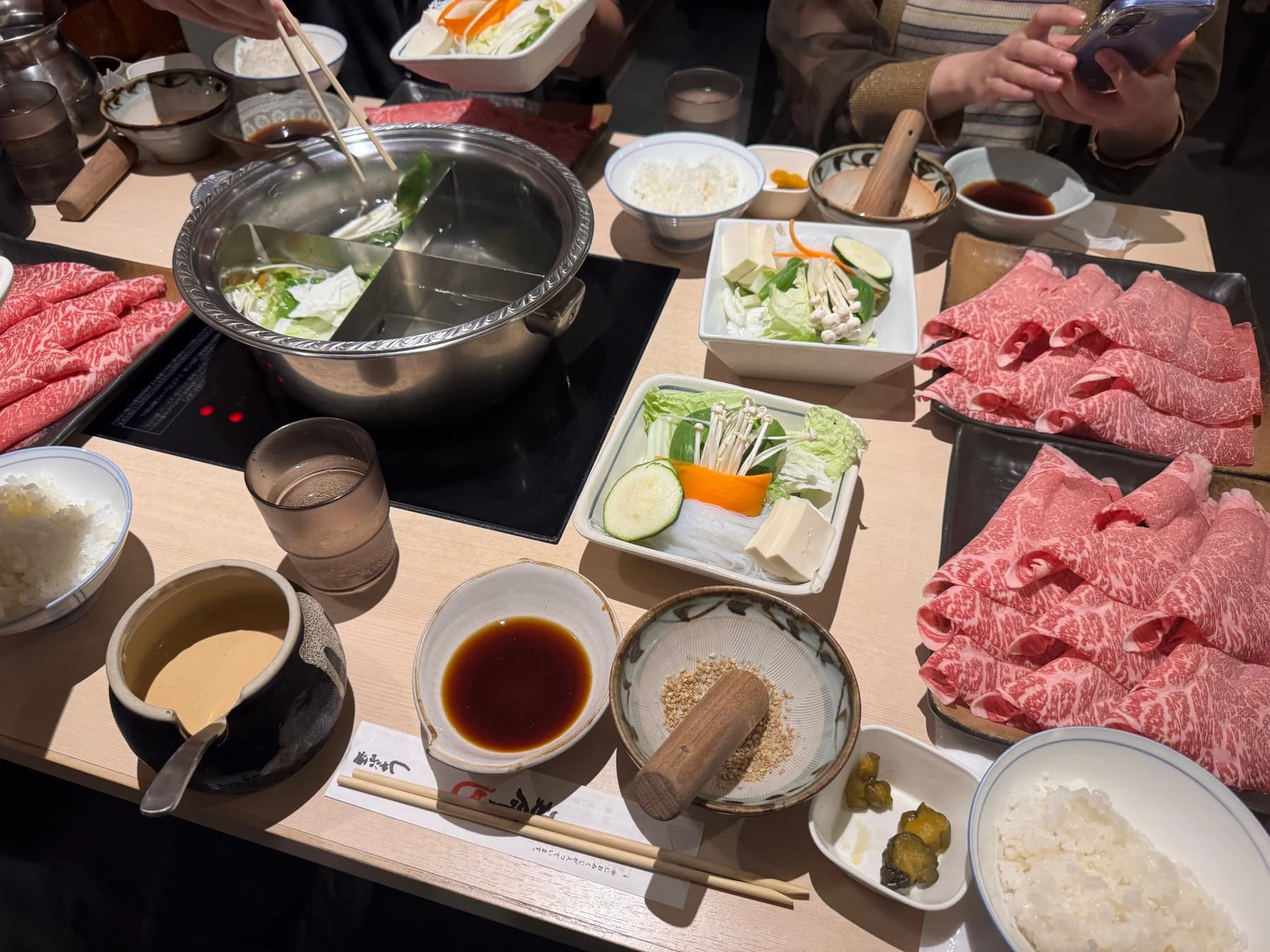 Welcome Lunchで囲んだ鍋と肉や野菜の料理