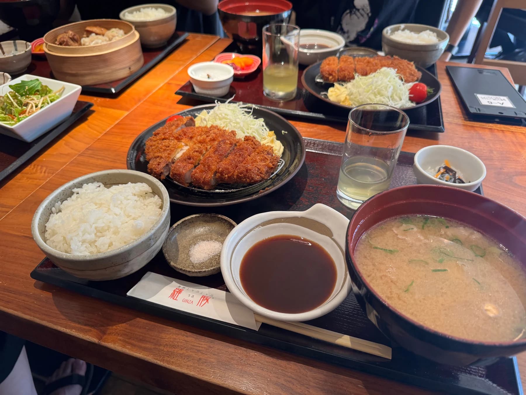 Welcome Lunchで提供されたとんかつ、ご飯、みそ汁の定食