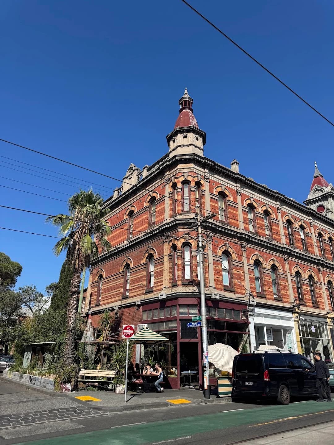 3月20日 — FitzroyのBrunswick Streetに立つレンガ造りの街角