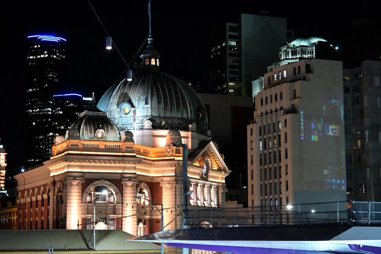 2月20日 — ライトアップされたFlinders Street Station
