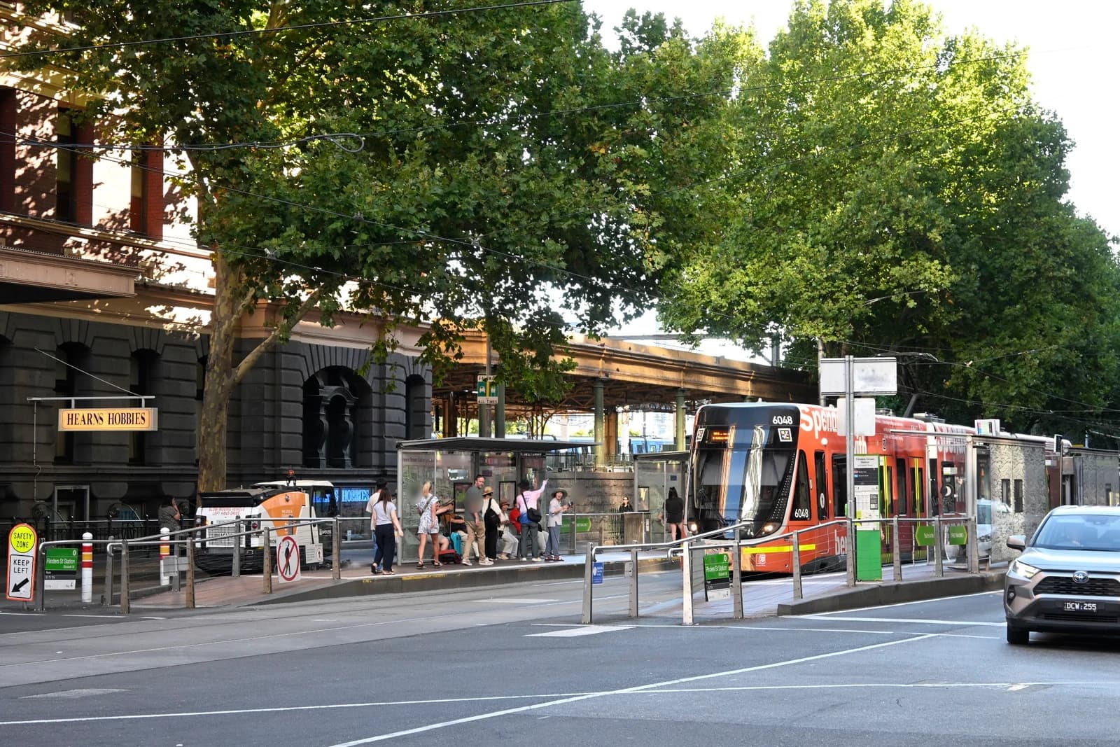 2月20日 — Flinders Streetのトラムと停留所で待つ人たち