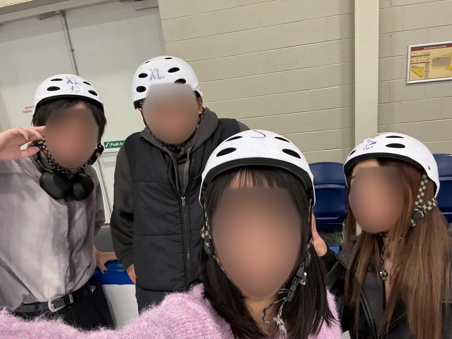3月12日 — EAP5Bのクラスメートと4人で、ヘルメット姿の記念写真