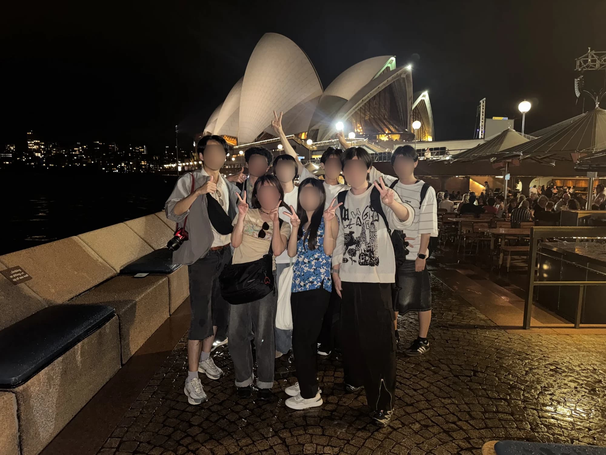 3月7日 — コンサートの夜、Sydney Opera House前で工繊大生と
