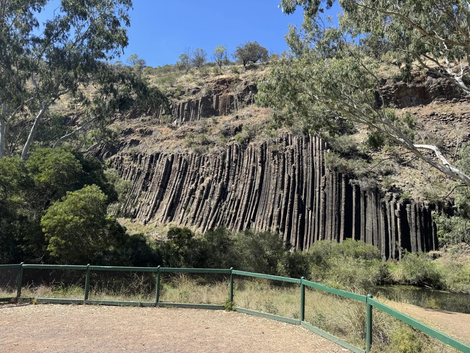Organ Pipes National Parkの柱状の岩壁