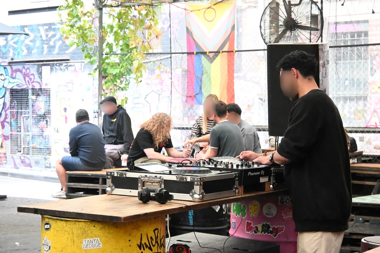 3月17日 — Section 8でDJが機材を操作し、客が中庭で過ごす
