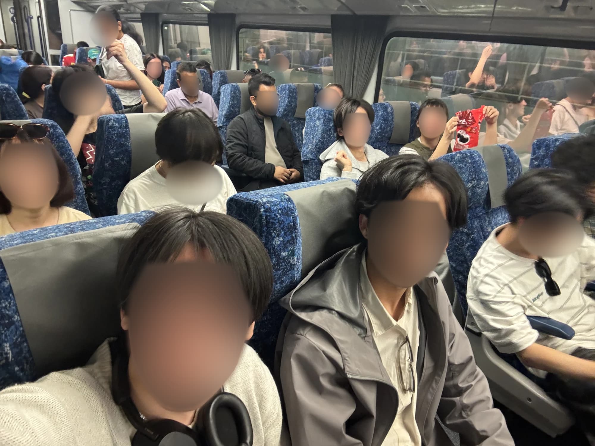 3月6日 — Sydneyへ向かうXPTの車内で工繊大生と