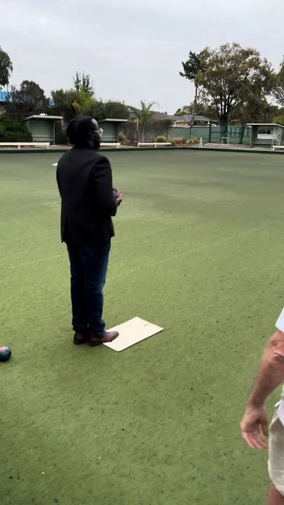2月25日 — St Albans Bowls Clubのグリーンでボールを持つプレイヤー。撮影した動画から。 2月25日 — グリーンでボールを持つプレイヤー