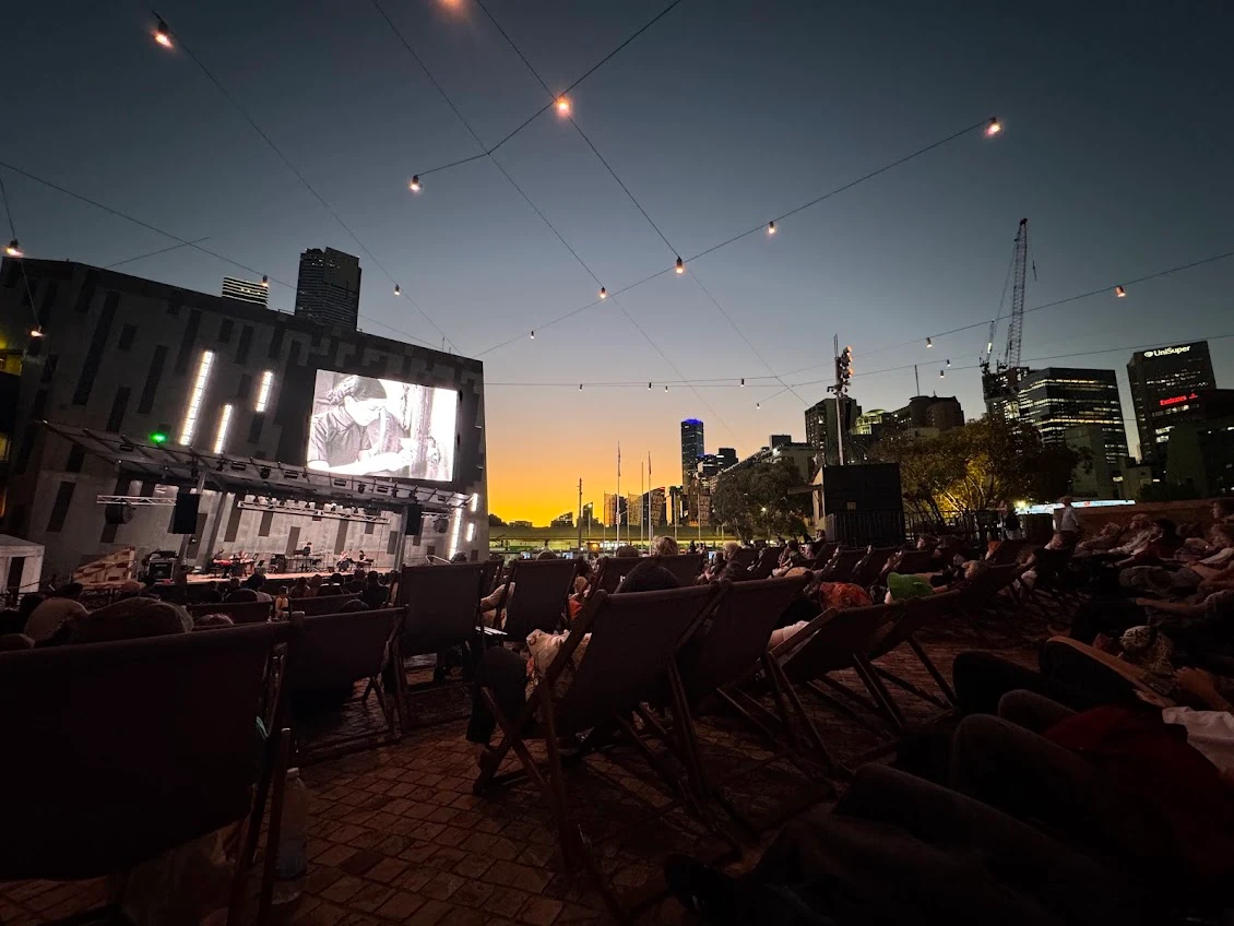 Federation Squareの屋外スクリーンで映画