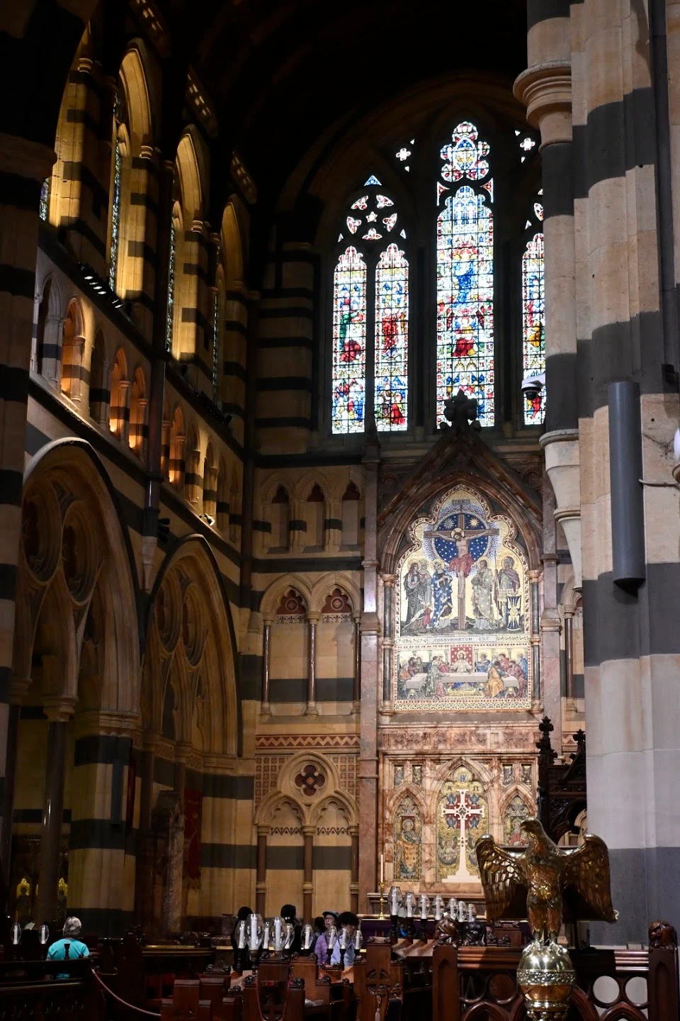 St Paul’s Cathedralのアーチとステンドグラス