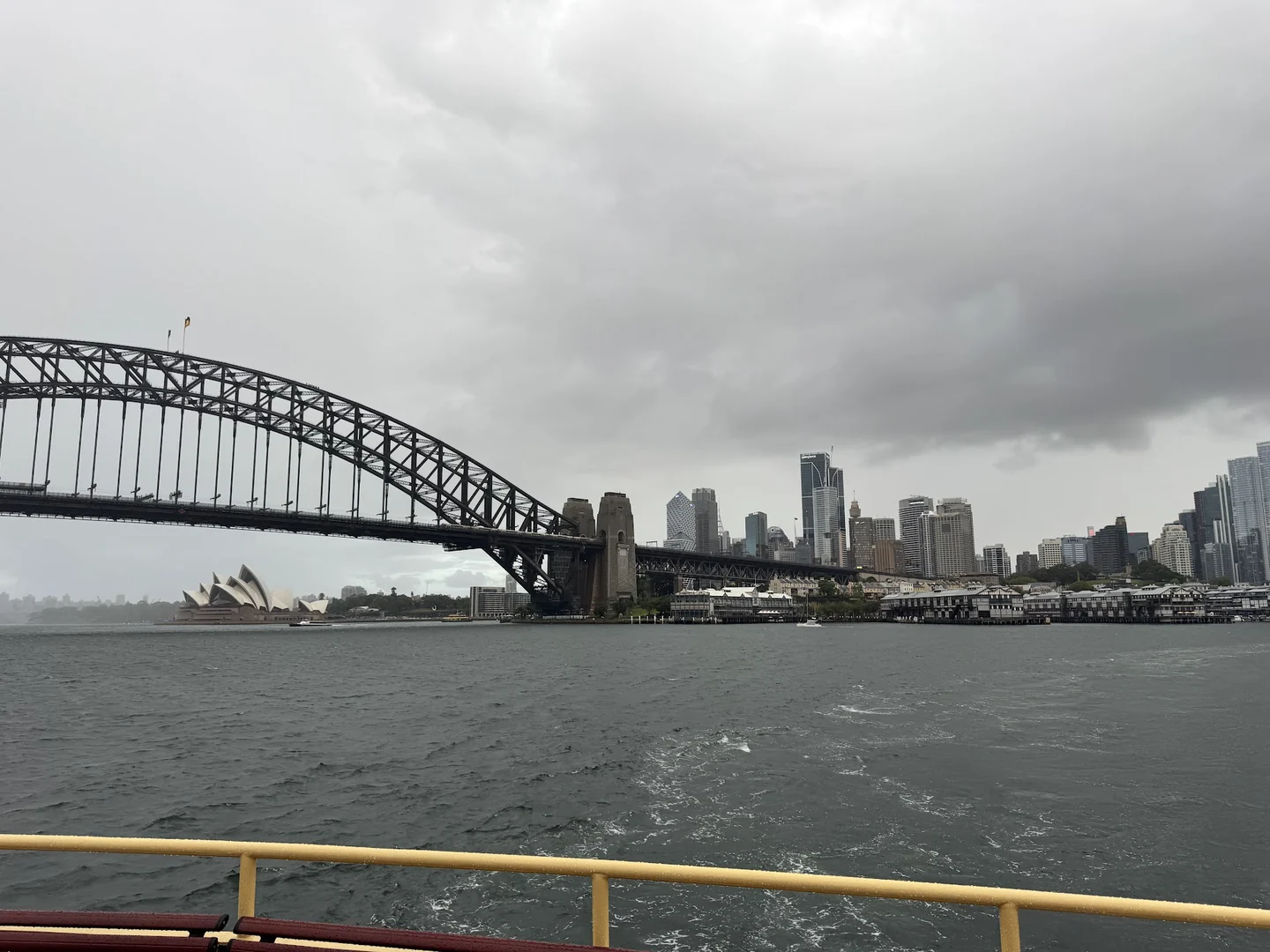 フェリーから眺めるHarbour Bridge